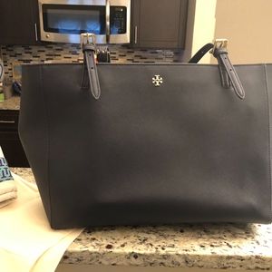 NWT Torch Burch Navy York Buckle Tote